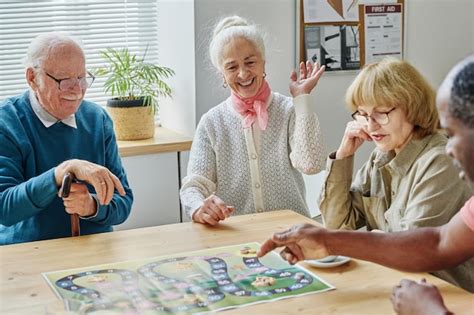 Ilustración de un grupo de personas mayores participando en juegos de mesa y actividades recreativas en un entorno acogedor.