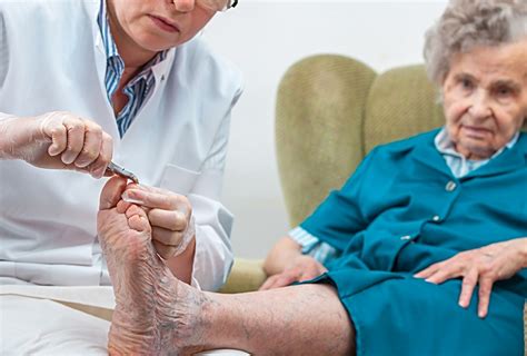 infografía sobre los cambios comunes en los pies de adultos mayores