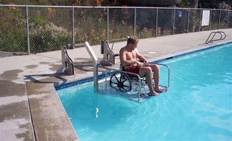 Ilustración de una grúa de piscina para personas con discapacidad.