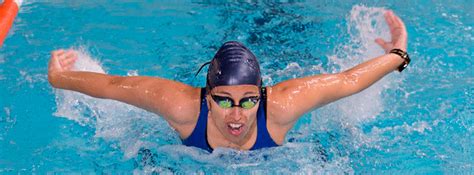 Foto de Teresa Perales nadando en una competición paralímpica.