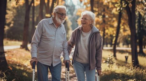 Pareja de adultos mayores caminando en un parque