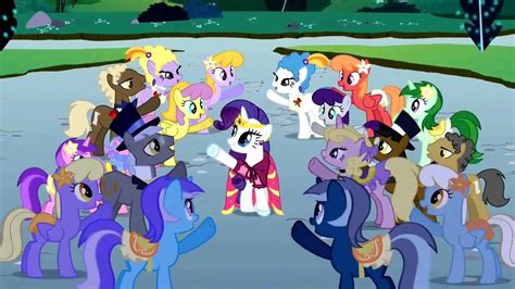 Spike reaccionando con alegría al recibir una invitación a la Gran Gala del Galope.