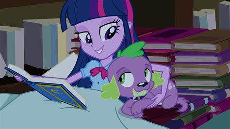 Spike ayudando a Twilight Sparkle en la biblioteca.