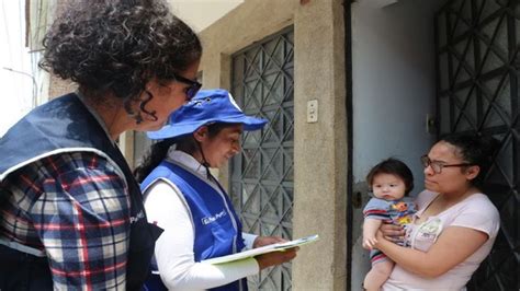 Trabajador social realizando una visita domiciliaria para evaluación