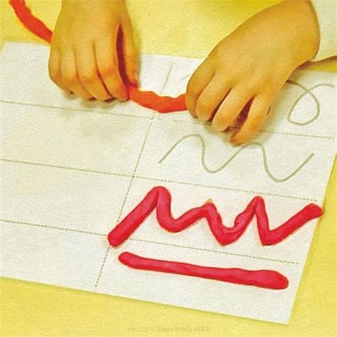 Infografía mostrando diferentes actividades de motricidad fina con niños, como jugar con plastilina, cortar papel y hacer pulseras.