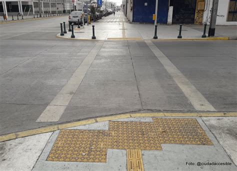 Fotografía de superficie podotáctil en un cruce peatonal