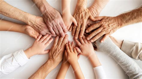 Imagen simbólica de dos manos de diferentes edades entrelazadas, representando la conexión intergeneracional y el apoyo.