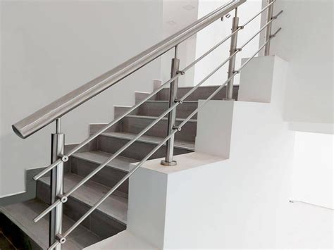 Diseño de un pasamanos de acero inoxidable plateado instalado en una ducha.