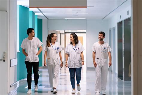 Foto de profesionales de la salud mental interactuando con una persona con discapacidad intelectual en un entorno adaptado