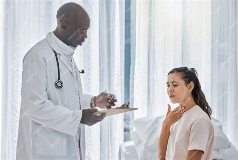 Imagen de un médico consultando a un paciente mayor, ambos con expresión seria y concentrada.