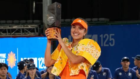 Mona Barthel levantando el trofeo de campeona en el WTA International de Praga 2017