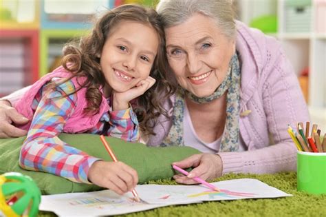 Ilustración que represente la interacción intergeneracional en el aprendizaje y la gerontagogía