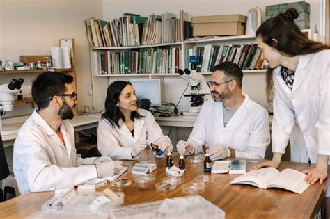 Foto de un grupo de investigadores discutiendo datos en un entorno urbano.
