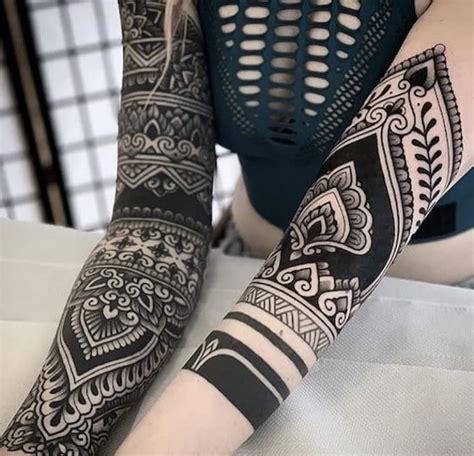 Infografía comparativa: estilos de tatuaje populares adaptados a la piel madura y recomendaciones de diseño.