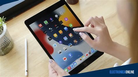 Esquema de una tablet con interfaz simplificada y botones grandes.