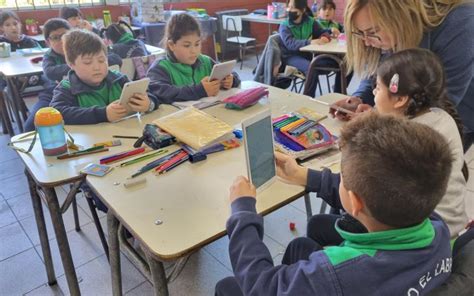 Docentes implementando tecnología en el aula con estudiantes