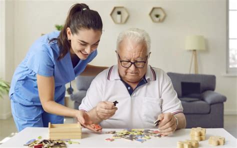 Familiares cuidando y apoyando a un adulto mayor con deterioro cognitivo