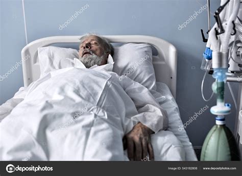 Ilustración de un paciente anciano con tensiómetro