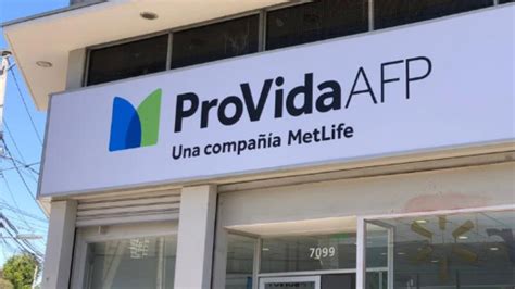 Edificio corporativo de ProVida AFP con un fondo de ciudad