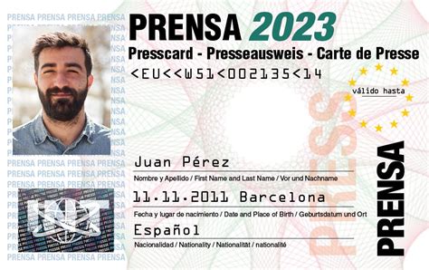 Fotógrafo mostrando su carnet de prensa para acceder a un evento