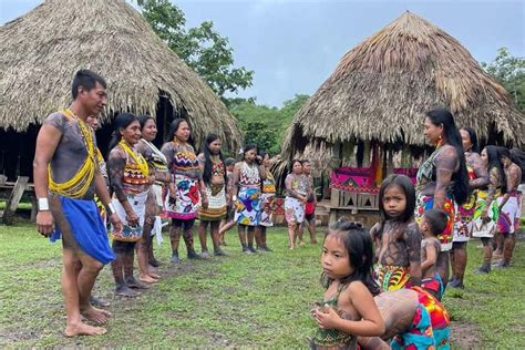 Foto de una comunidad indígena recibiendo información de salud en su lengua nativa.