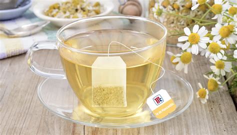 Taza de té de manzanilla con flores secas.