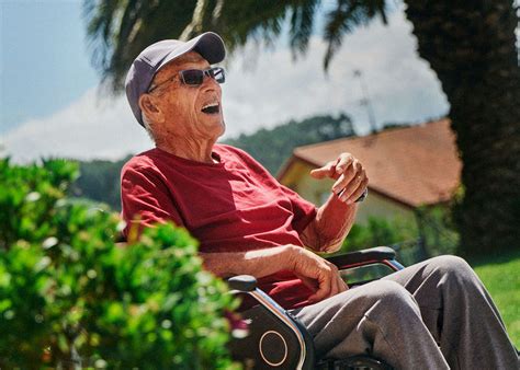 Persona mayor tomando el sol o suplemento de vitamina D.