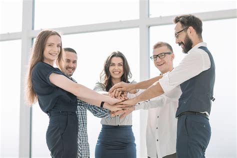 Personas compartiendo emociones en un entorno de confianza