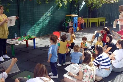 Niños participando activamente en un juego grupal al aire libre, riendo y colaborando.