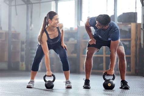 Esquema que muestra la relación entre el entrenamiento de fuerza, el aumento de masa muscular y la mejora en la ejecución de actividades de la vida diaria.