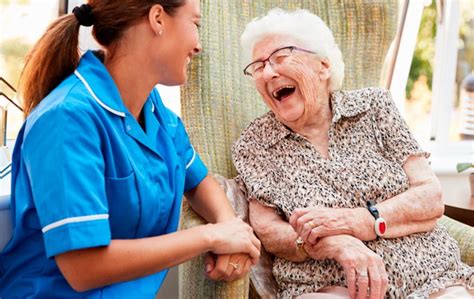 Personal de enfermería y geriatría atendiendo a personas mayores con profesionalismo