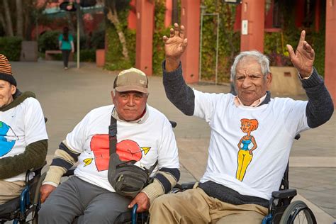 Fundador Alberto Hurtado y adultos mayores interactuando en un hogar
