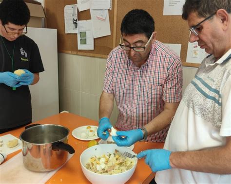 jovenes con discapacidad aprendiendo a cocinar en un taller