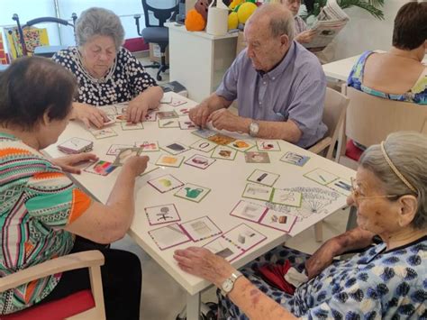 Ilustración de un adulto mayor realizando un ejercicio de memoria con tarjetas.