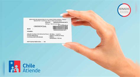 Persona mostrando carnet de discapacidad ecuatoriano