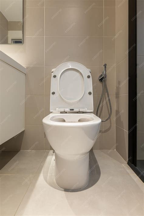 Inodoro con asiento elevado y bidé portátil