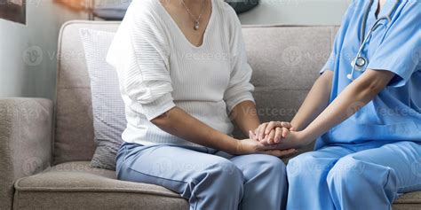 Foto temática: cuidador y paciente interactuando en un ambiente hogareño, quizás revisando medicamentos o conversando