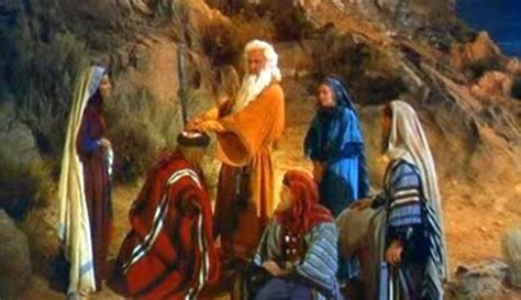 Moisés reuniendo a los ancianos de Israel