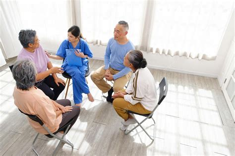 Grupo de apoyo de cuidadores dialogando