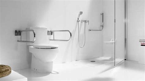 Ducha a ras de suelo con barras de apoyo y asiento para personas con movilidad reducida