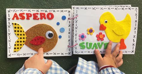 Niño interactuando con un libro sensorial con diferentes texturas y elementos manipulables