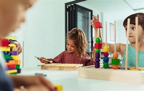 Enfermera realizando actividades educativas con niños en una escuela