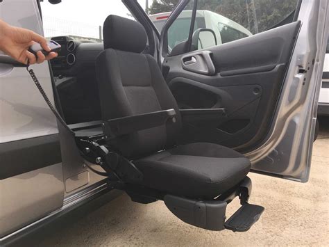 Ilustración mostrando diferentes tipos de asientos giratorios y sistemas de transferencia para vehículos adaptados.