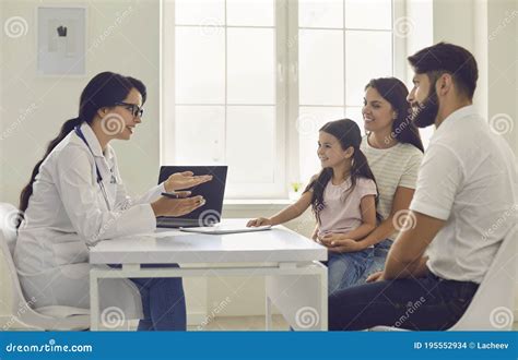 Profesional de la salud conversando empáticamente con un paciente y su familia en un entorno sereno