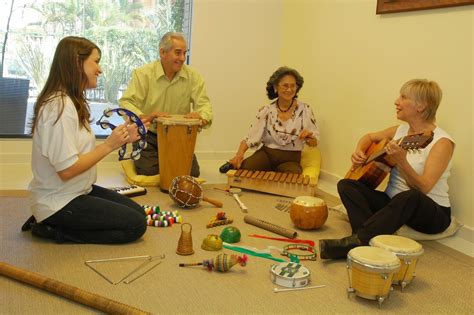 Paciente disfrutando de musicoterapia, con auriculares y una expresión de paz
