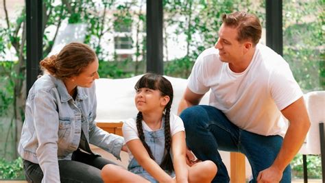 Padres conversando con maestros sobre el progreso académico de sus hijos