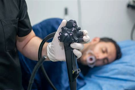 Representación de una endoscopia digestiva alta mostrando la cámara y el área examinada