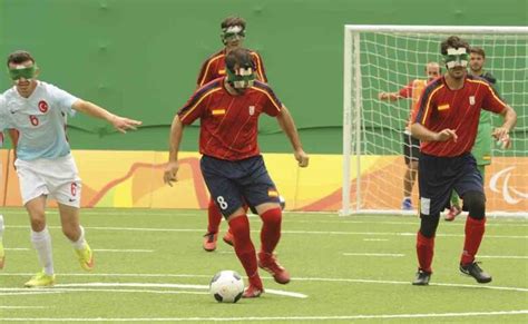 Representación de un partido de fútbol adaptado con dispositivos sonoros