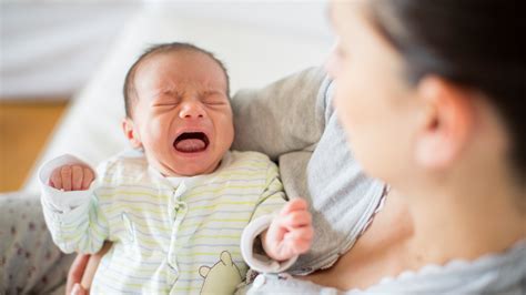 Foto de un bebé mostrando signos de irritabilidad o letargo