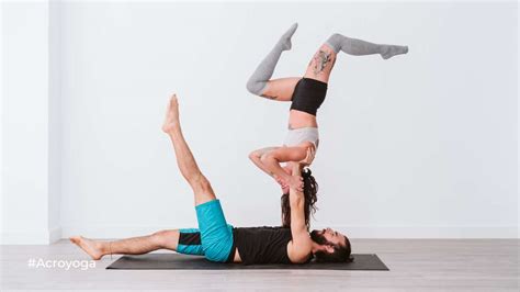 Infografía con las posturas básicas de acroyoga: Ballena, Trono, Tablón Delantero, Pájaro Delantero y Hoja Plegada